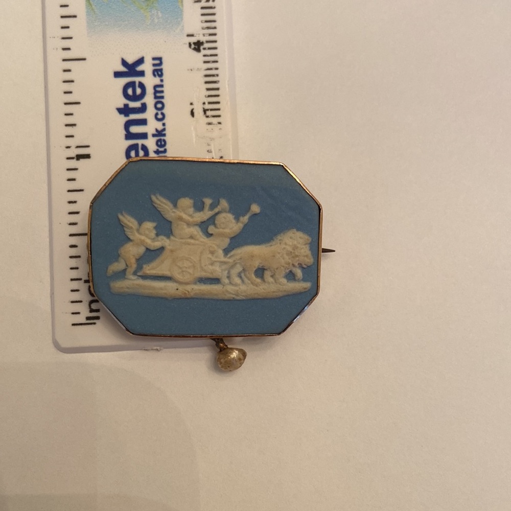 Wedgewood Blue & 9k gold brooch with small freshwater pearl. 3 cherubs & lions. - Picture 9 of 10